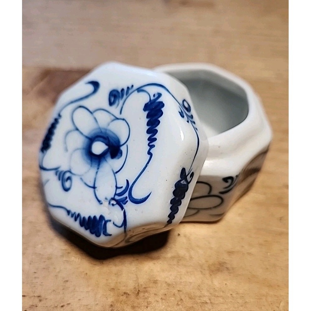 Small Glazed Blue and White Floral Octagonal Trinket Box with Lid